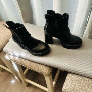 Steve Madden Black Platform Chelsea Ankle Boots - Women